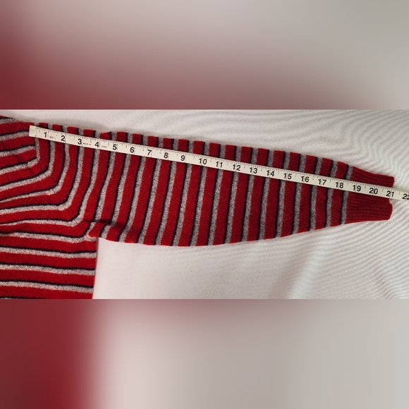 2 Uniqlo Lambswool v-neck sweaters - Picture 15 of 16